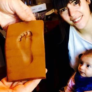 Huellas de manos y pies bebé en ceramica - Tienda de Regalos