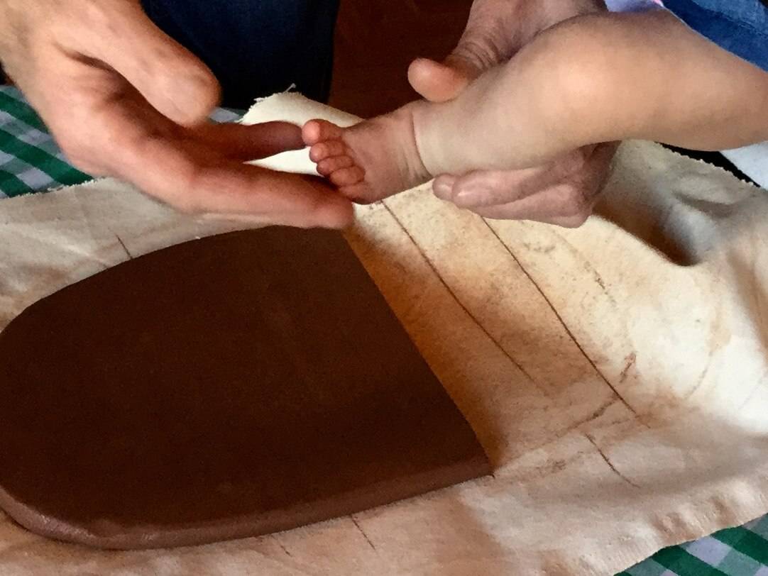 Huellas de manos y pies bebé en ceramica - Tienda de Regalos originales