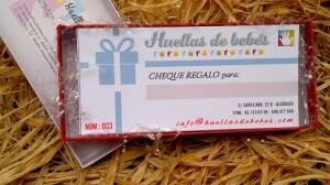 cheque regalo huellas bebe ceramica