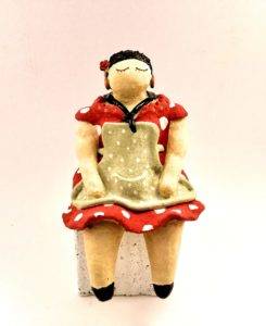 figura ceramica mujer