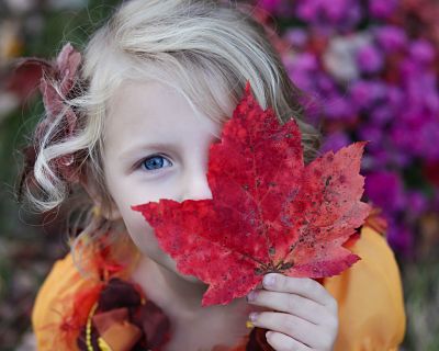 niña con hoja roja