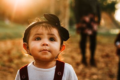 niña con diadema negra a contrasol