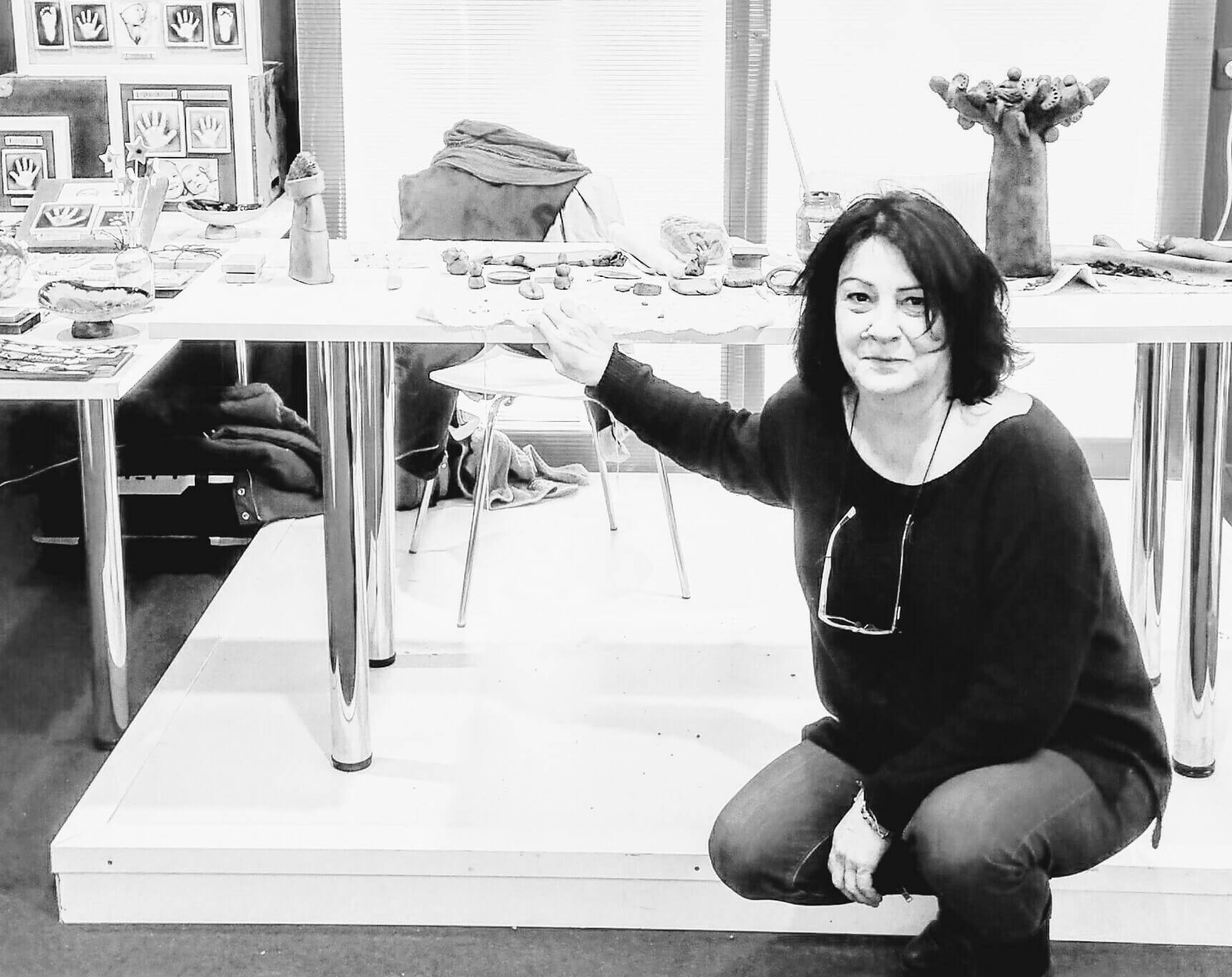 la ceramista marisa alvarez en el centro de artesania de la comunidad valenciana