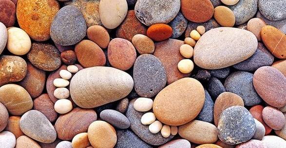 las huellas de los pies en piedras