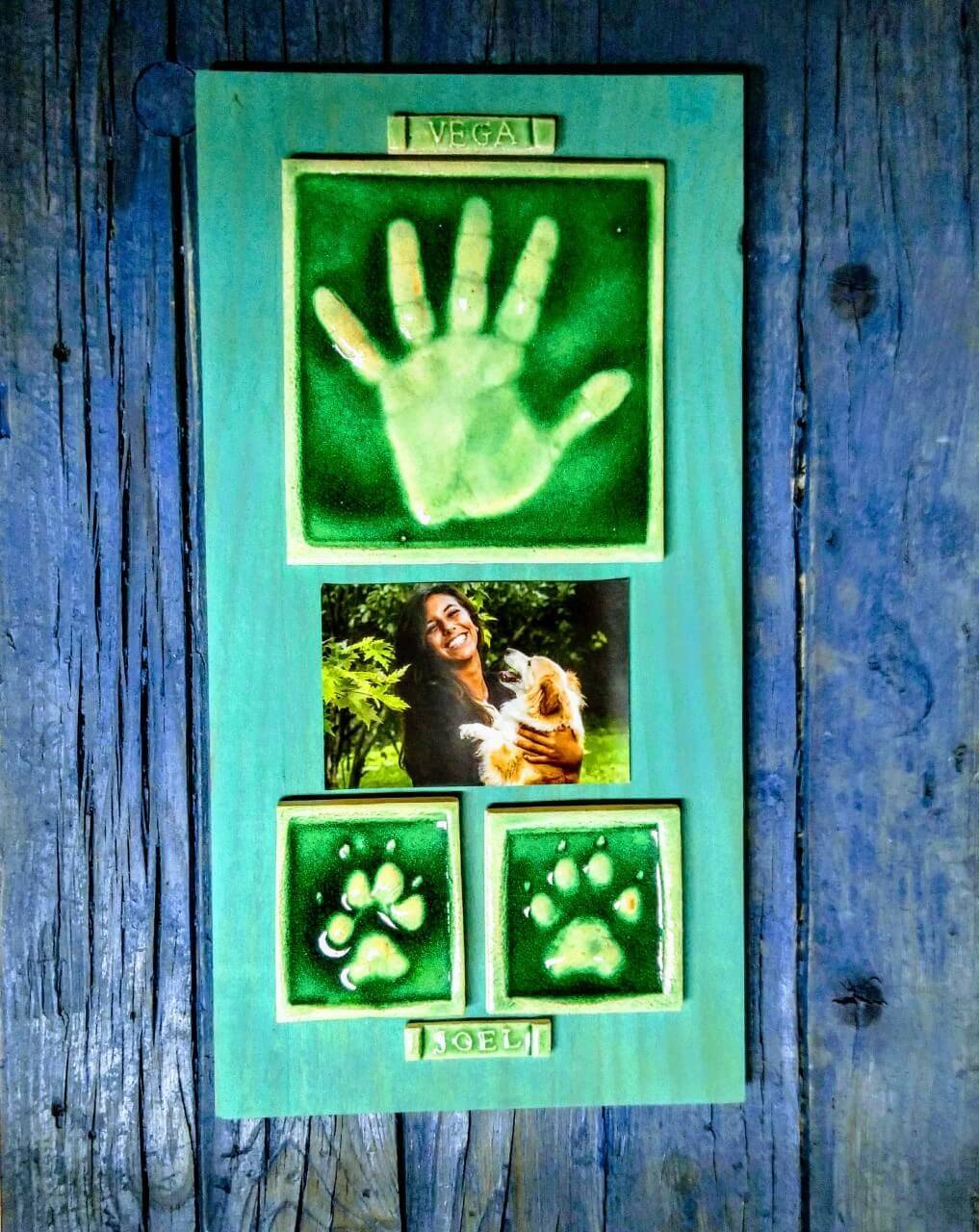 huellas de chica y perro en cerámica con nombres y foto