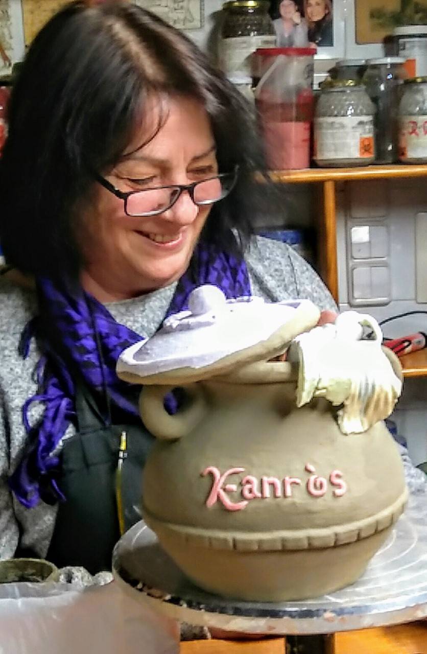 La cerámista Marísa Álvarez pintando la escultura para el K-Anròs en Perol 2018 La cerámista Marísa Álvarez pintando la escultura para el evento K-Anròs en Perol 2018
