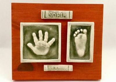 huellas mano y pie bebé cerámica sobre tabla roja