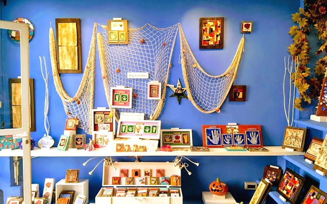 interior tienda de huellas de bebes