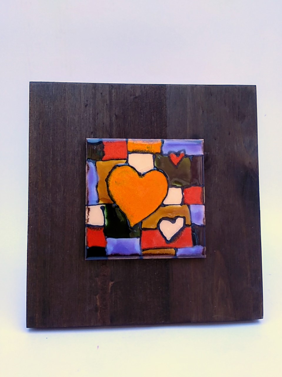 Corazones de colores pequeños corazones sobre tabla